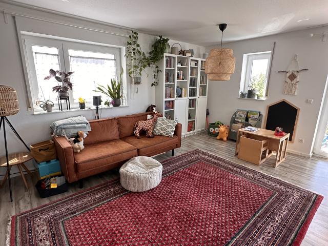 Großzügige 3,5 Zimmer Erdgeschoss Wohnung am Fuße der Weinberge