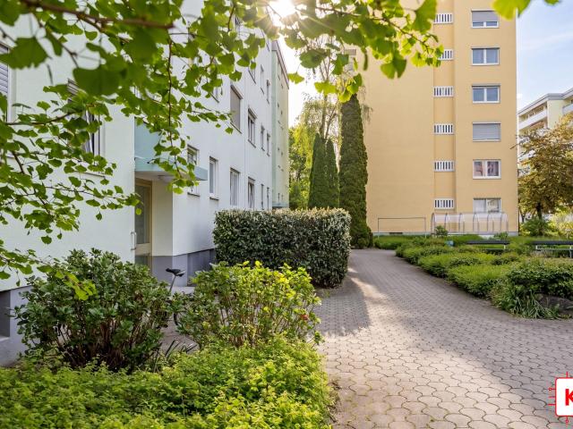 Großzügige 3,5 Zimmer Wohnung in direkter U Bahn Nähe und Südbalkon