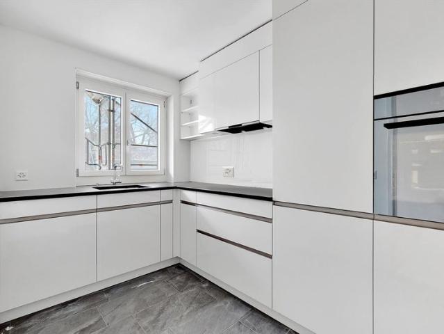 Grosszügige 3.5 Zimmer Wohnung mit Balkon an zentraler Lage