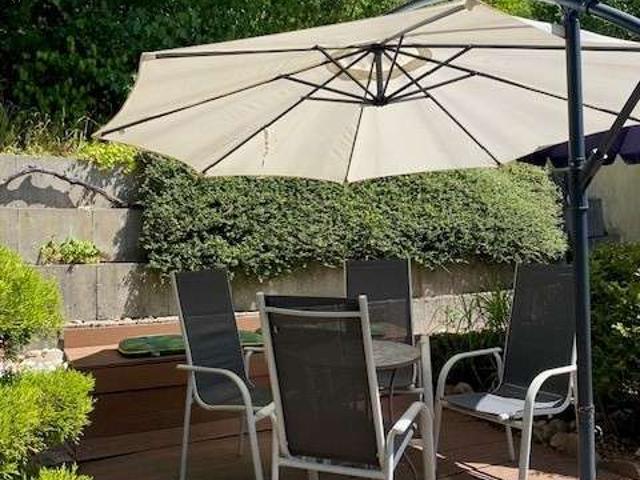 Großzügige 3,5 Zimmer Wohnung mit senstioneller Aussicht und Garage