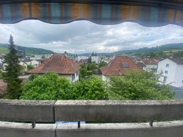 Grosszügige 3.5 Zimmerwohnung an zentraler Lage