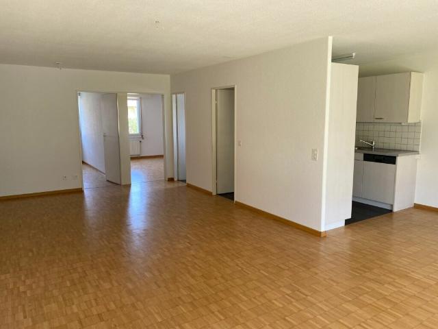 Grosszügige 3.5 Zimmerwohnung mit Balkon an zentraler Lage zu vermieten