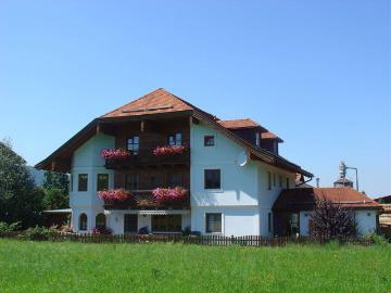 GROSSZÜGIGE 3,5 ZIMMERWOHNUNG MIT TERRASSE