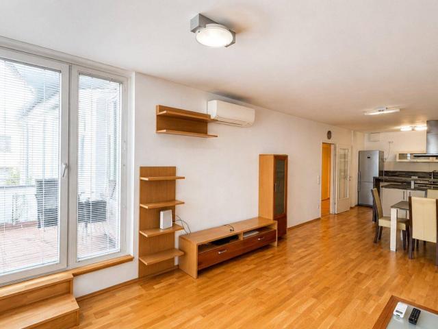großzügige Terrassenwohnung mit Garage und außergewöhnlich viel Stauraum | ZELLMANN IMMOBILIEN