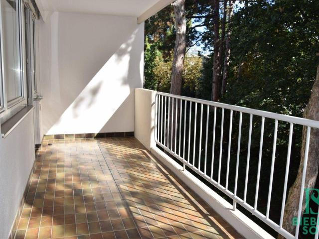 Großzügige, top renovierte Wohnung mit Loggia und Garagenplatz Blick ins Grüne!