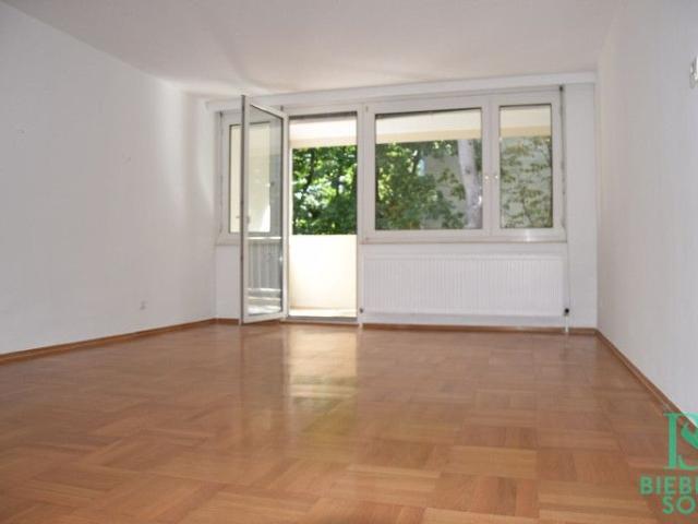 Großzügige, top renovierte Wohnung mit Loggia und Garagenplatz Blick ins Grüne!