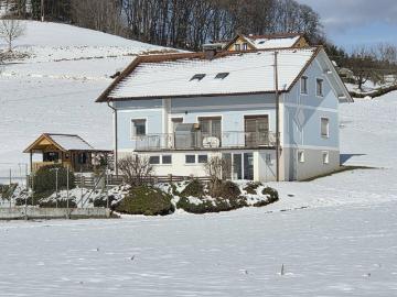 Provisionsfreie Mietwohneinheit in einem Wohnhaus im Obergeschoß in ländlicher Ruhelage