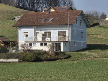Provisionsfreie Mietwohneinheit in einem Wohnhaus im Obergeschoß in ländlicher Ruhelage