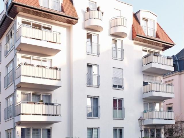 großzügige und helle 2 Raum Wohnung mit Balkon zur Hofseite, Lift und Garage