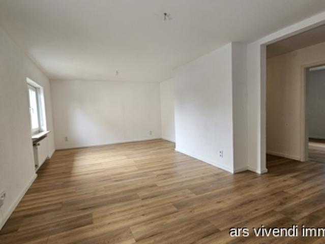 Großzügige und helle 4 Zimmer Wohnung mit bester Anbindung