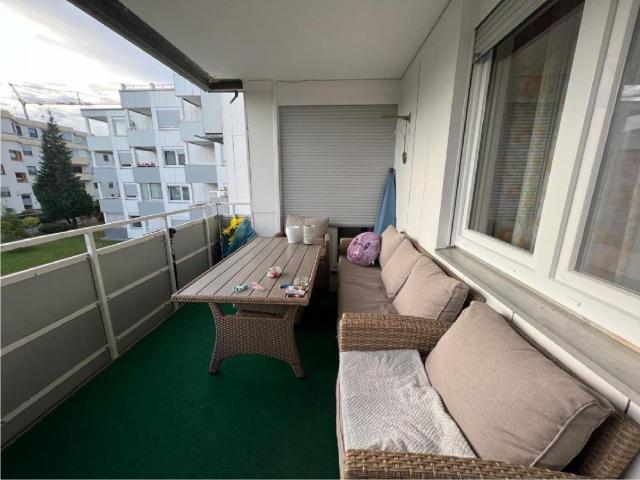 Großzügige und helle 5 Zimmer Wohnung mit Balkon und eigenem Stellplatz