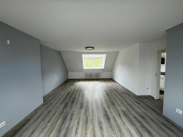 Großzügige und helle Dachgeschosswohnung