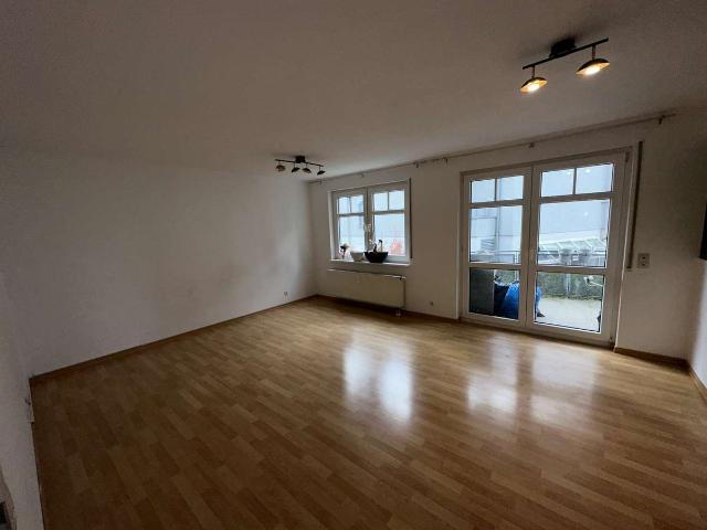 Großzügige und helle Wohnung im 1. OG mit Balkon und TG Stellplatz