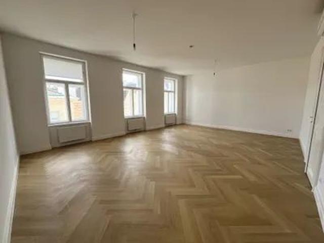Großzügige und moderne 4 Zimmer Altbauwohnung mit hofseitigem Balkon zu mieten in 1010 Wien
