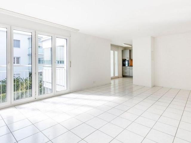 Grosszügige und moderne 2.5 Zimmer Wohnung im 1. OG