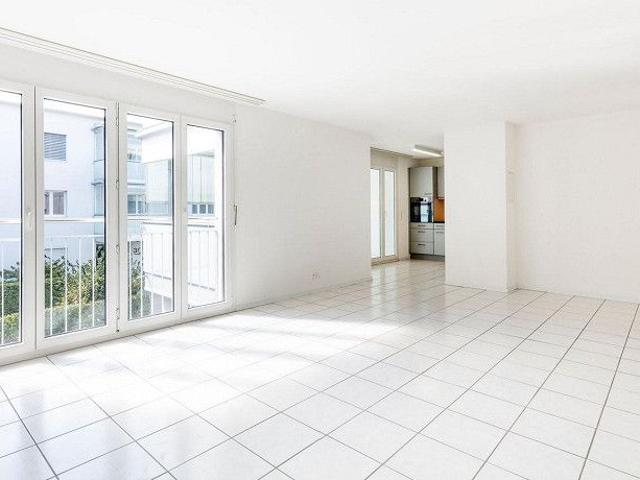 Grosszügige und moderne 2.5 Zimmer Wohnung im 1. OG