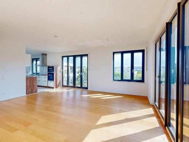 Großzügige und moderne 3 Zimmer Dachterrassenwohnung mit Blick ins Grüne