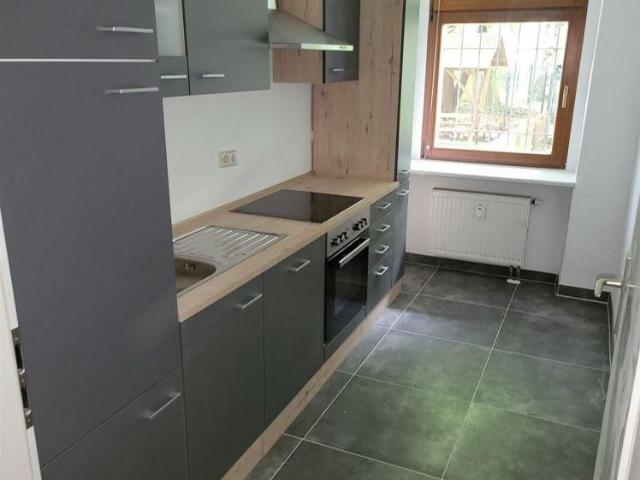Großzügige und neu renovierte 2 Zimmer mit EBK & Laminat im Zentrum!