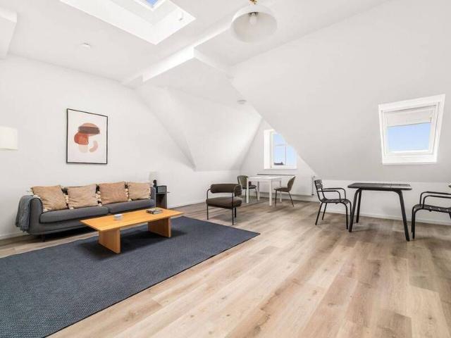 Großzügige und sonnige 2 Zimmer Wohnung in Neukölln voll möbliert