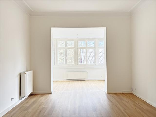 Großzügige und schöne 4 Zimmer Altbauwohnung mit 2 Balkonen