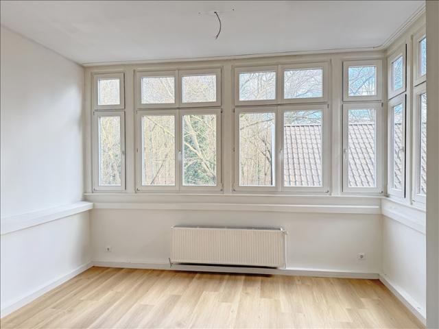 Großzügige und schöne 4 Zimmer Altbauwohnung mit 2 Balkonen