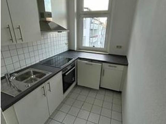 Großzügige und vermietete 2 Zi. mit EBK, 2xBalkon und Laminat in zentraler Lage