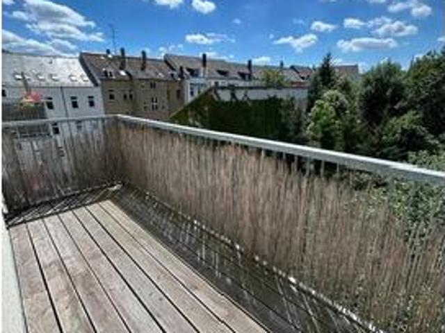 Großzügige und vermietete 2 Zi. mit Laminat, Balkon, EBK und Wanne in zentraler Lage