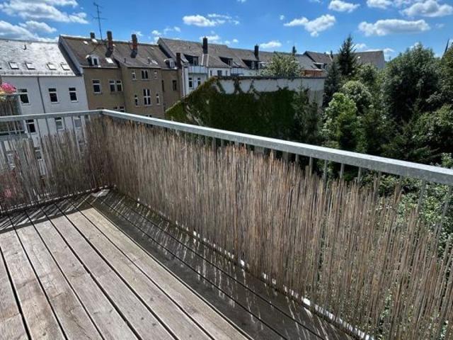 Großzügige und vermietete 2 Zi. mit Laminat, Balkon, EBK und Wanne in zentraler Lage