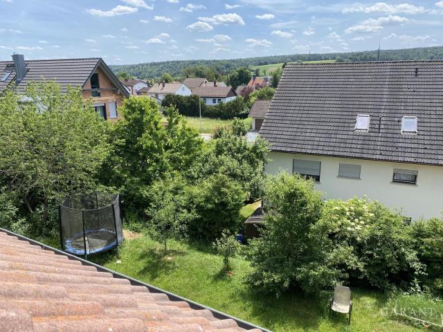 Großzügige versetzte Doppelhaushälfte mit Einliegerwohnung, Garten und Garage in ruhiger Lage