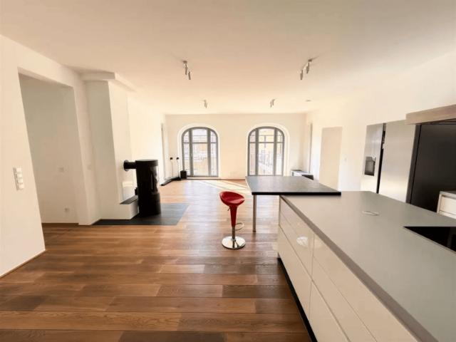Großzügige Vier Zimmer Wohnung im dritten Obergeschoss