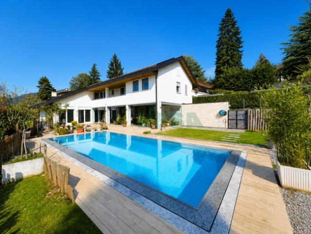 Grosszügige Villa im Grünen mit Pool, grossem Garten und Studiowohnung