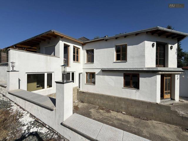 Großzügige Villa mit Einliegerwohnung zum Fertigstellen