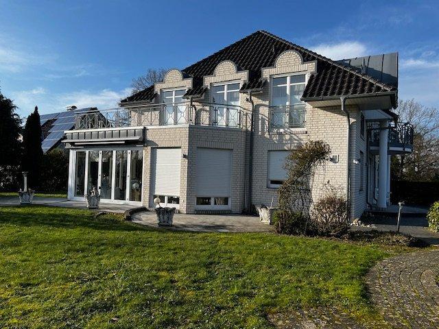 Großzügige Villa mit weitläufigem Garten mitten im Grünen