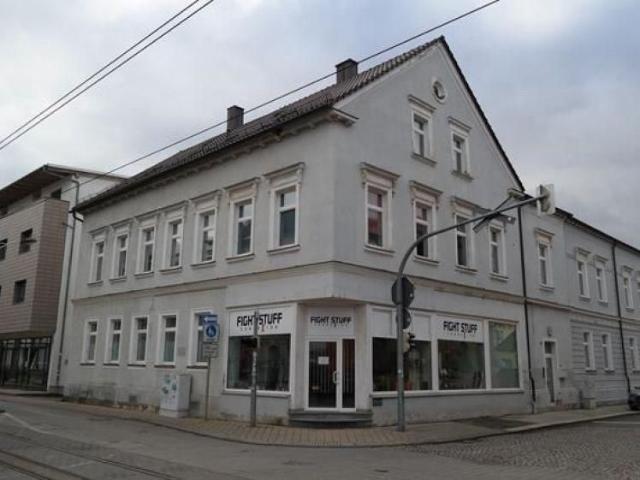 Großzügige WG 5 Zimmer mit Laminat, EBK, sep.WC und Wannenbad in zentraler Lage! SP mgl