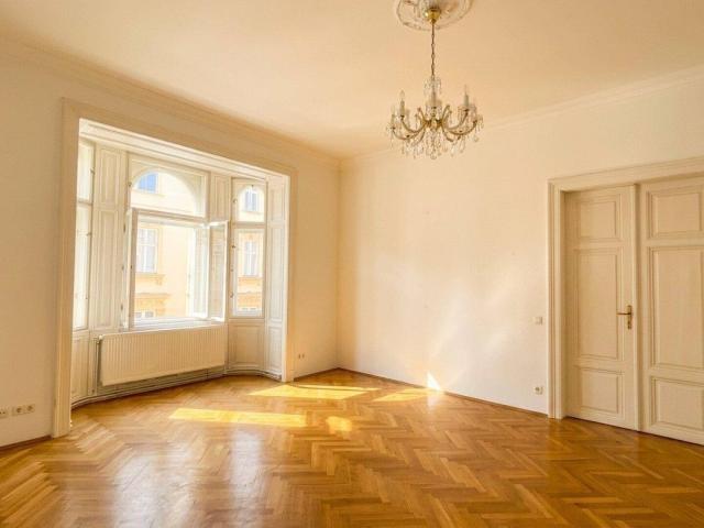 Großzügige Wiener Altbauwohnung mit ca. 4,20 m hohen Decken, Balkon und direktem Liftzugang