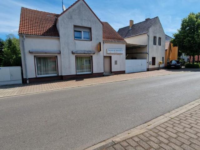 Großzügige Wohnanlage mit 2 Wohnhäusern