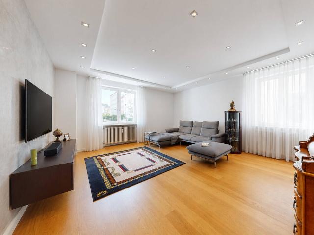 Schöne Fünf Zimmer Wohnung mit Balkon und privatem Garten in ruhiger Westendlage