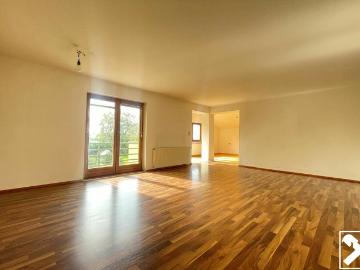 Großzügige Wohnung mit Wallersee Blick