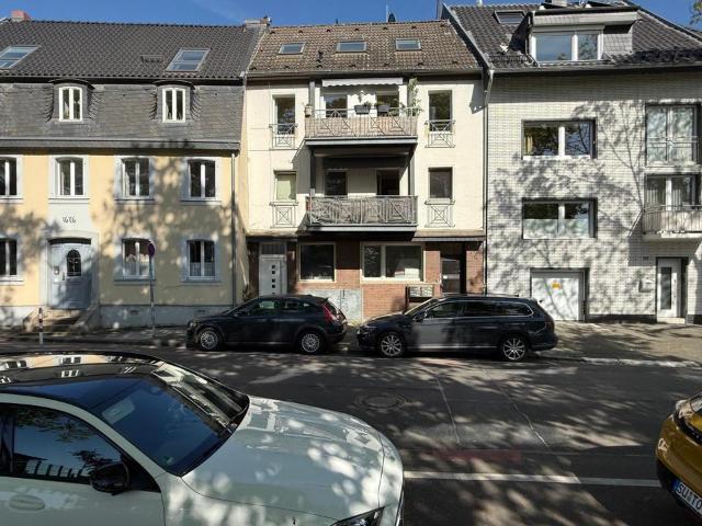 Großzügige Wohnung mit zwei Balkonen in direkter Rheinlage