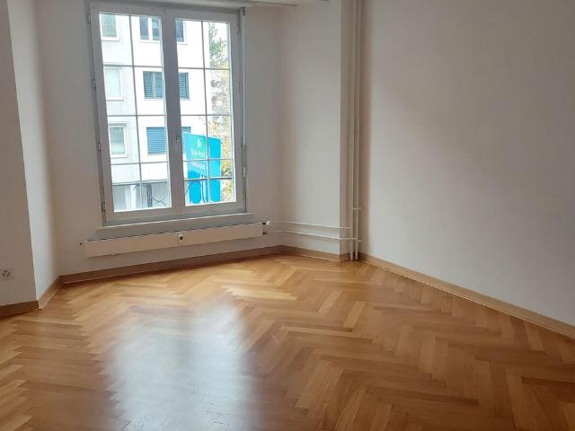 Grosszügige Wohnung mit Balkon an zentraler Lage in Basel
