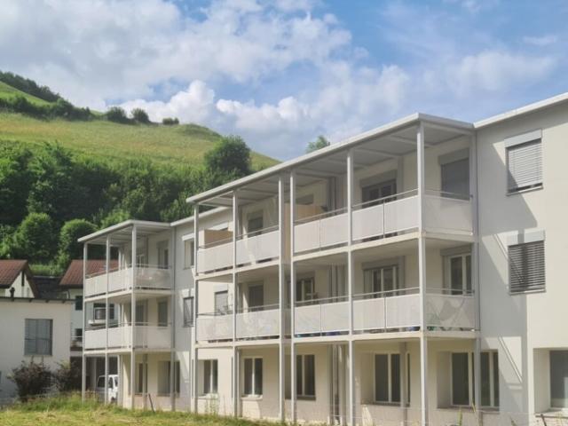 Grosszügige Wohnung mit Balkon und schöner Aussicht