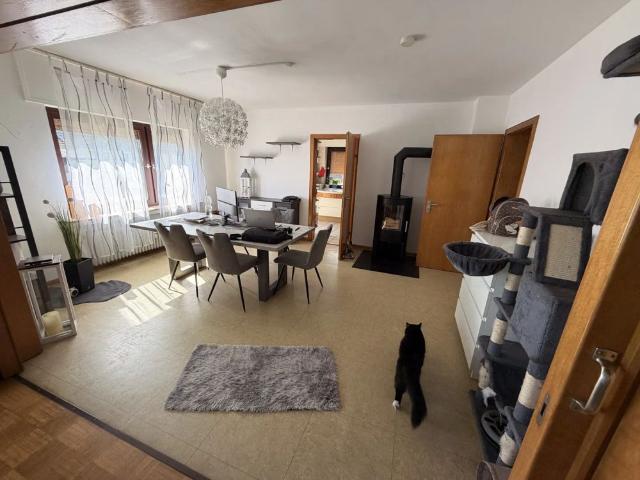 Großzügige Wohnung mit Garten, Garage und verglastem Freisitz