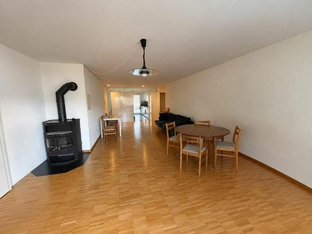 Grosszügige Wohnung mit gedecktem Balkon und Cheminée