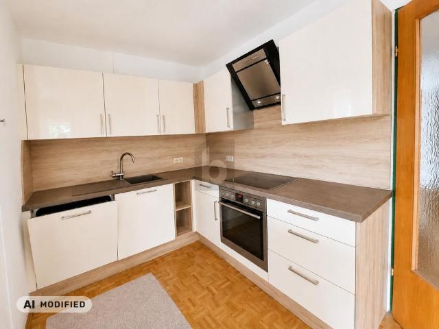 GROSSZÜGIGE WOHNUNG MIT SONNIGEM BALKON UND VIEL PLATZ