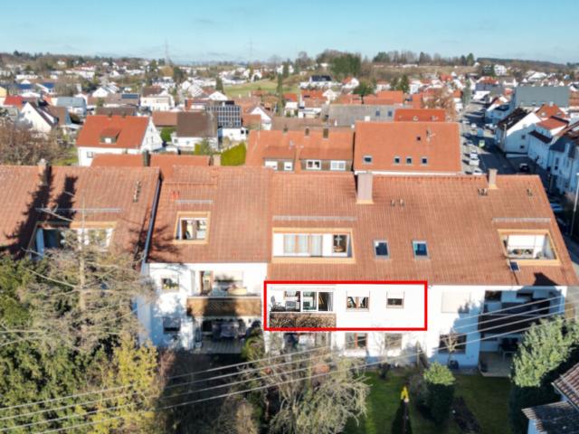 Großzügige Wohnung, Balkon mit Wintergartenfunktion und eine elektrische Garage in Wullenstetten