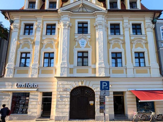 Großzügige Wohnung im Stadtpalais mit Gartennutzung