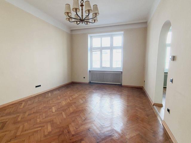 Großzügige Wohnung im sanierten Altbau BALKON möglich