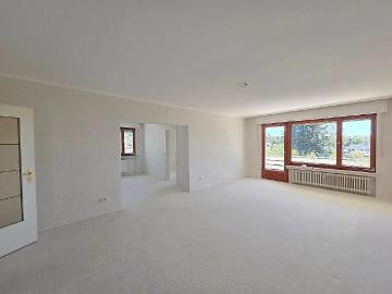 Großzügige Wohnung in TOP Lage mit Balkon und Garage