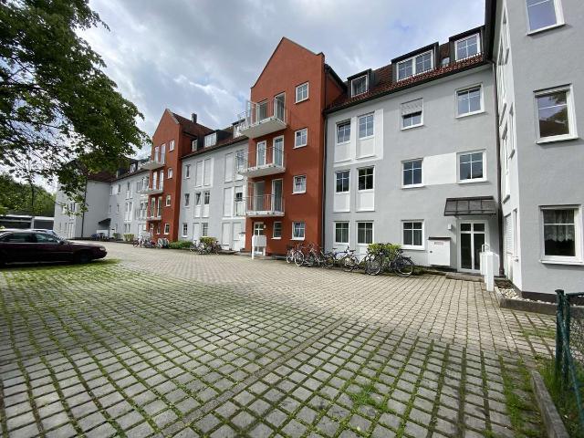 großzügige Zwei Zimmer Wohnung mit Balkon