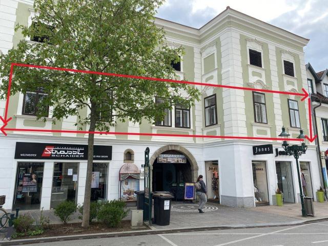 Großzügige Altbauwohnung mit 86 m² Terrasse am Hauptplatz von Tulln – Wohnen und Arbeiten